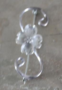 Broche zilverkleur sierlijke bloem