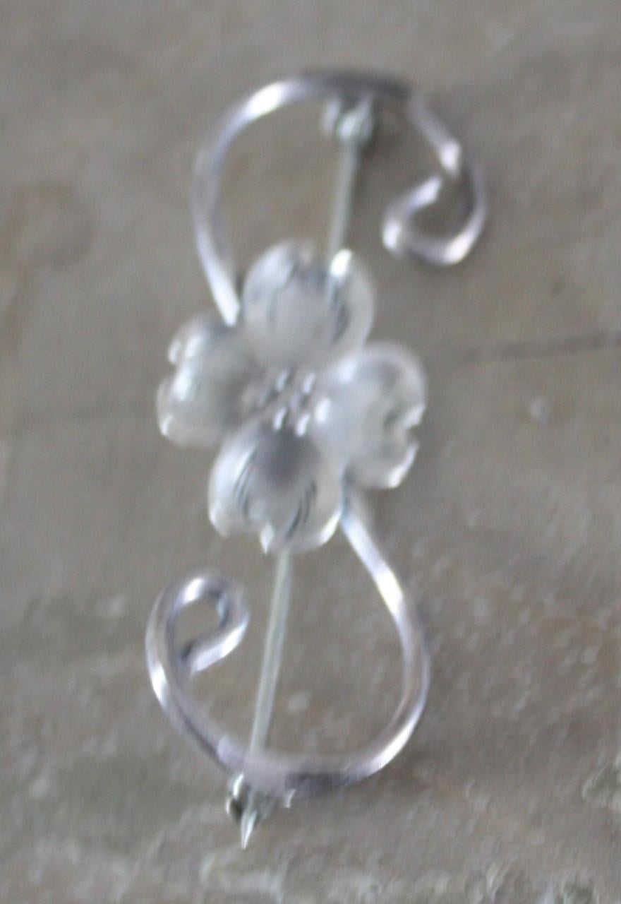 Broche zilverkleur sierlijke bloem