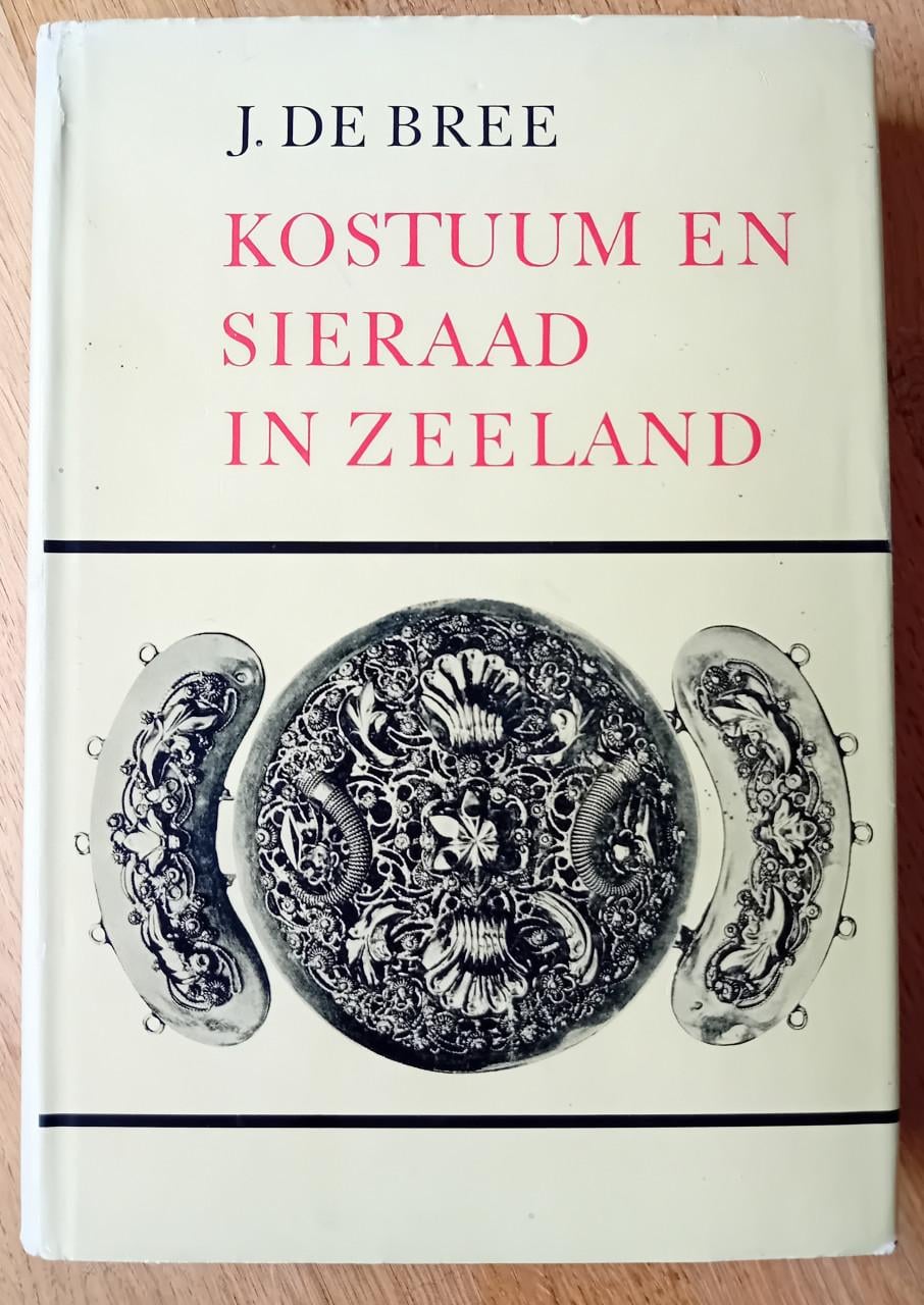 Kostuum en sieraad in Zeeland - J de Bree