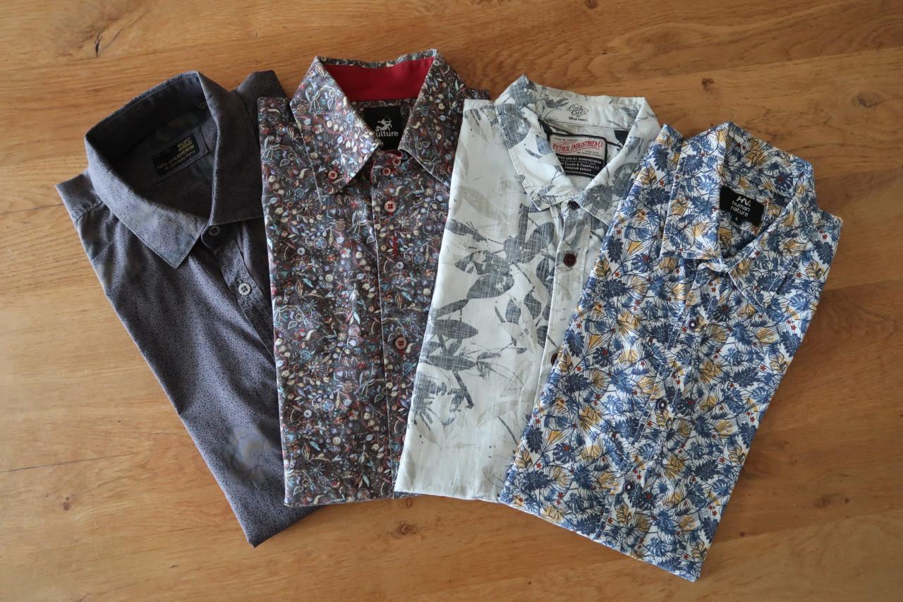 4 overhemden voor €10,00, 2 linkse zijn met lange mouw,2 rechtse korte mouw