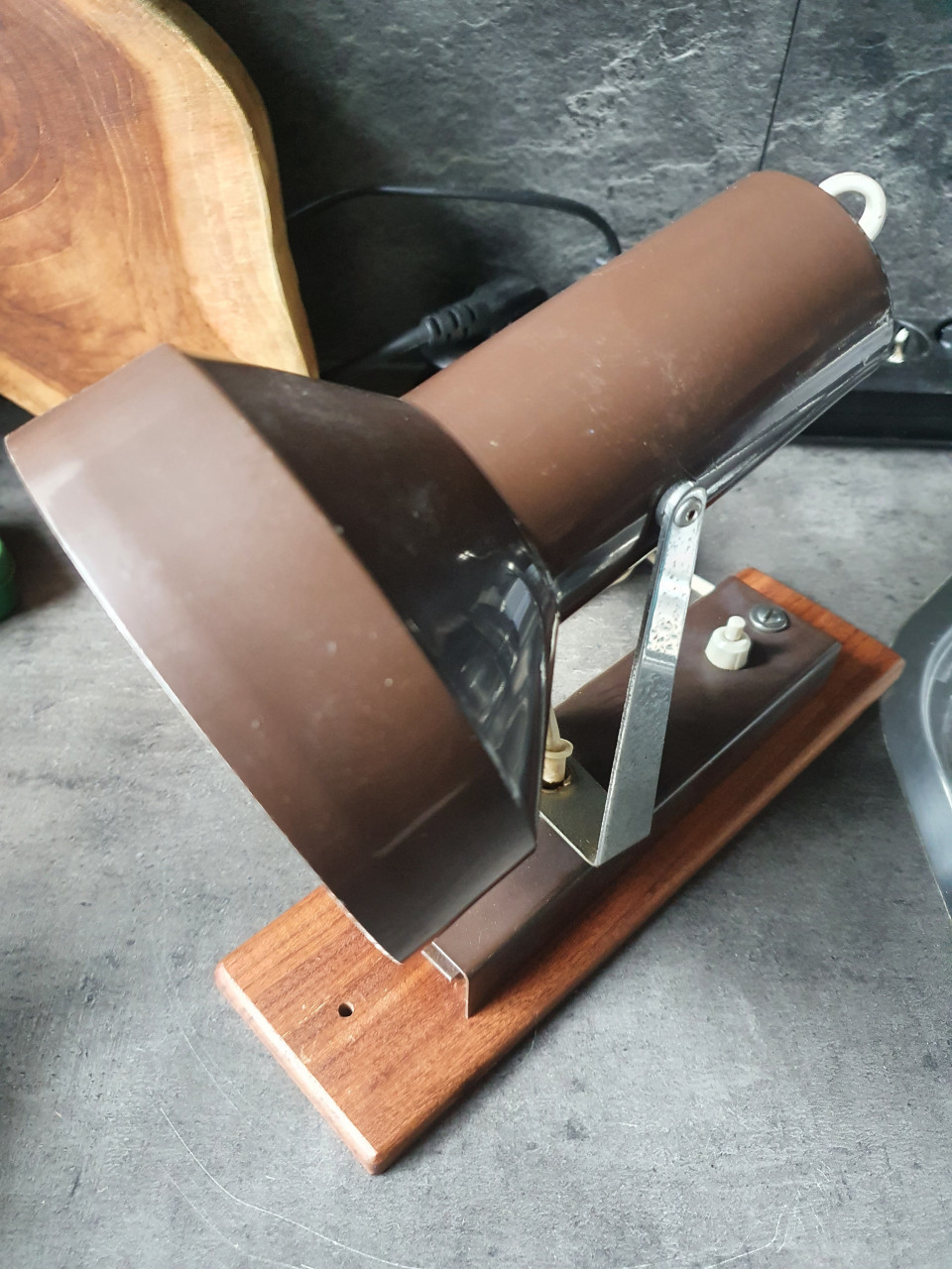 Heel mooie vintage wandlamp op houten plank aangeboden....