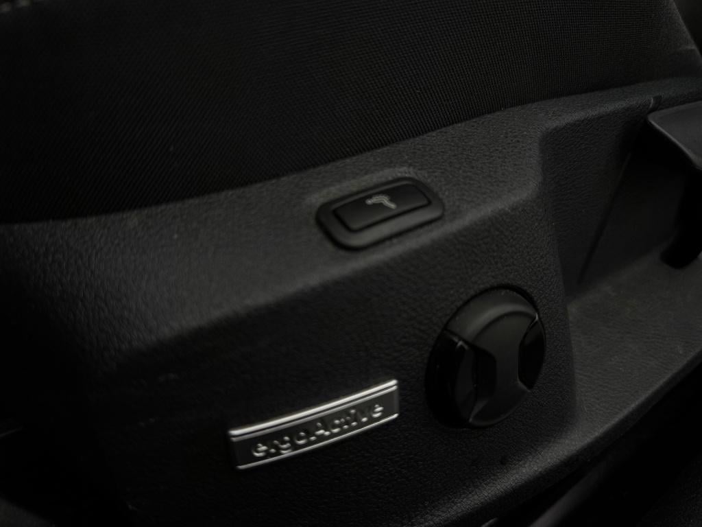 Volkswagen Golf 1.0 tsi * panoramadak * camera * navigatie * massage stoel