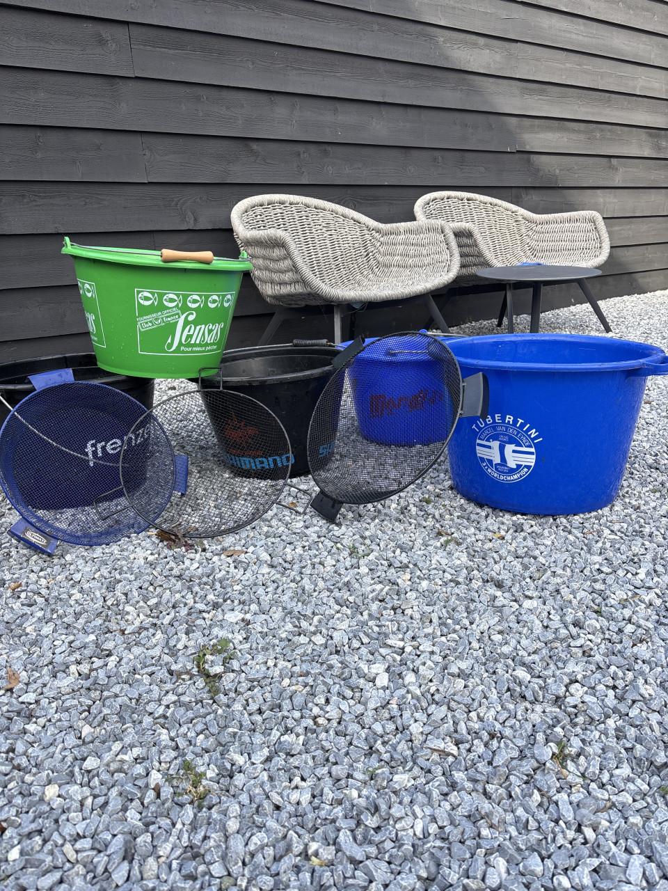 5 Voer emmers en 3 x zeef gebruikt maar goed