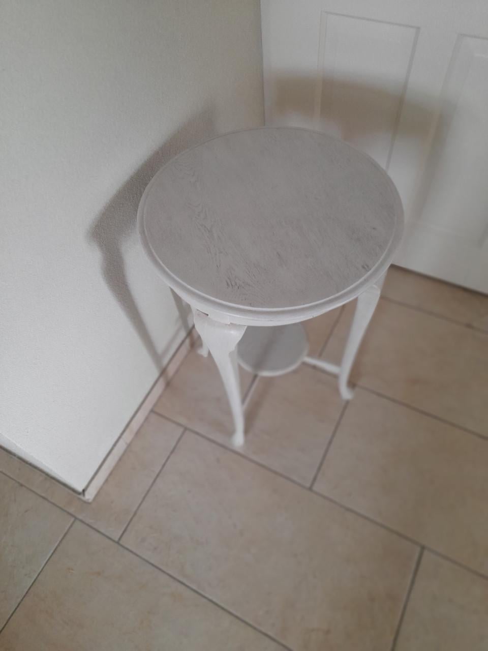 Leuk bijzettafeltje 48 x 68H (in goede staat )