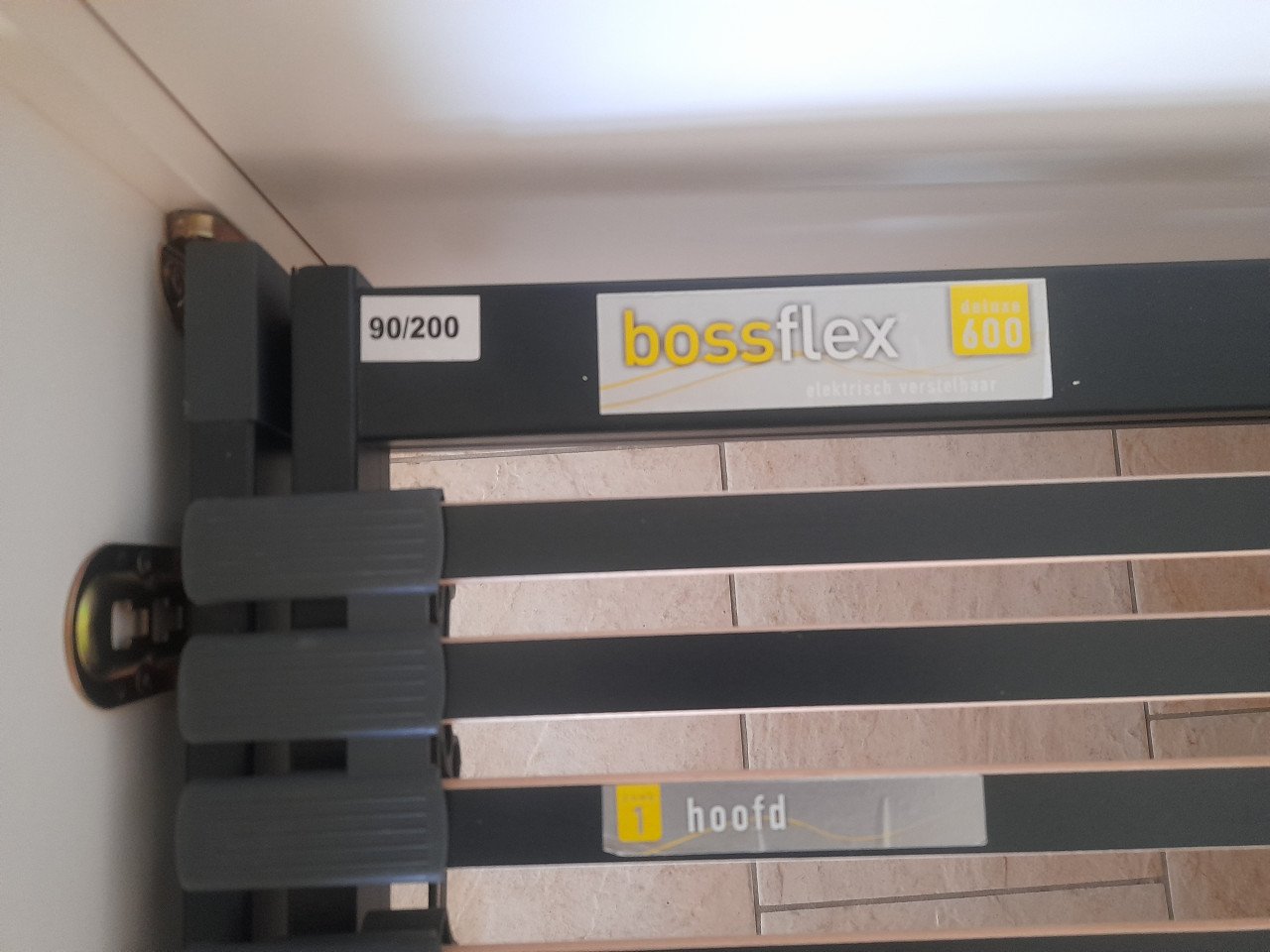 Elektrisch verstelbaar 1 persoons bed 90 X 200 (in goede nette staat )