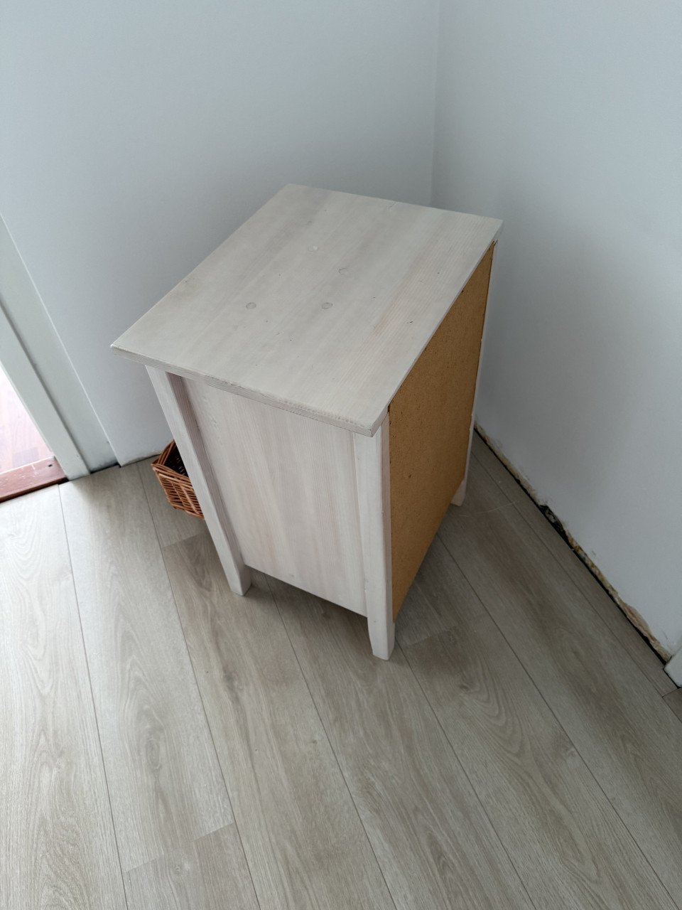 Houten kastje met drie rieten manden