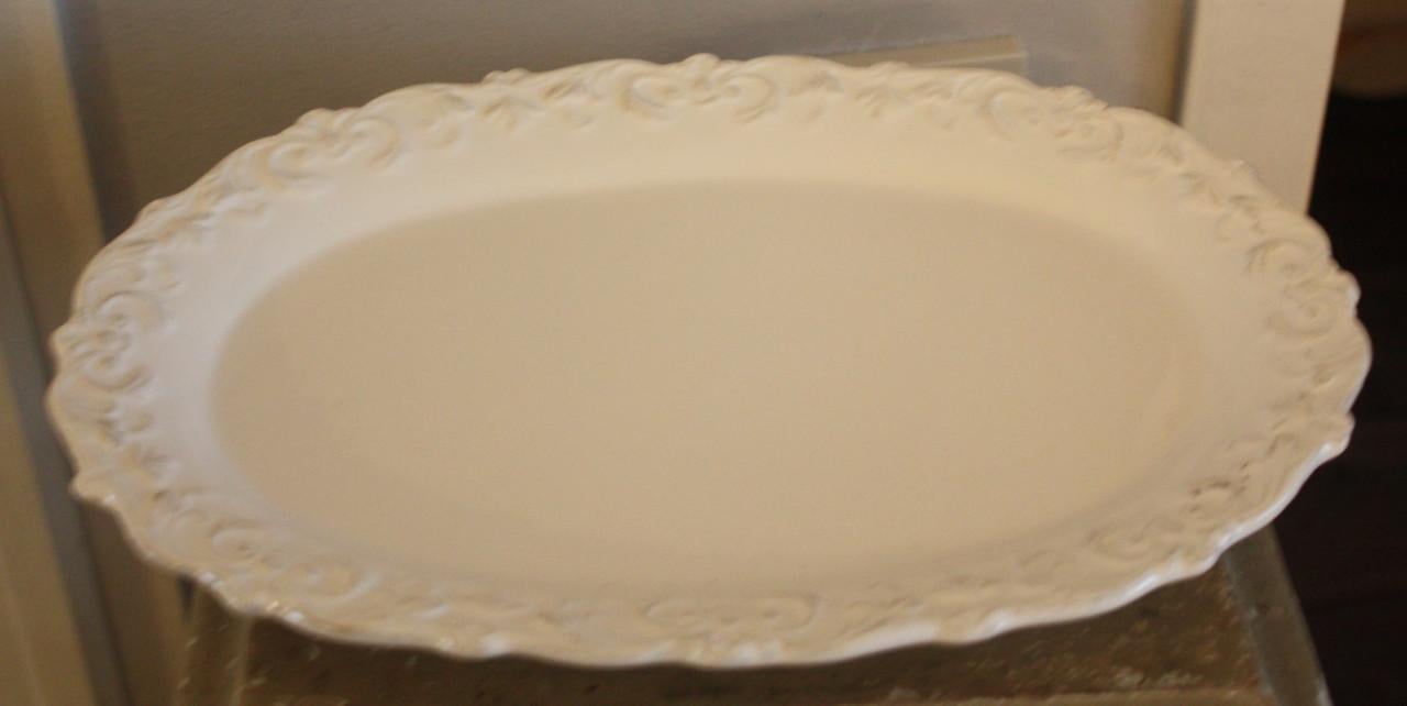 Schaal met bewerkte rand