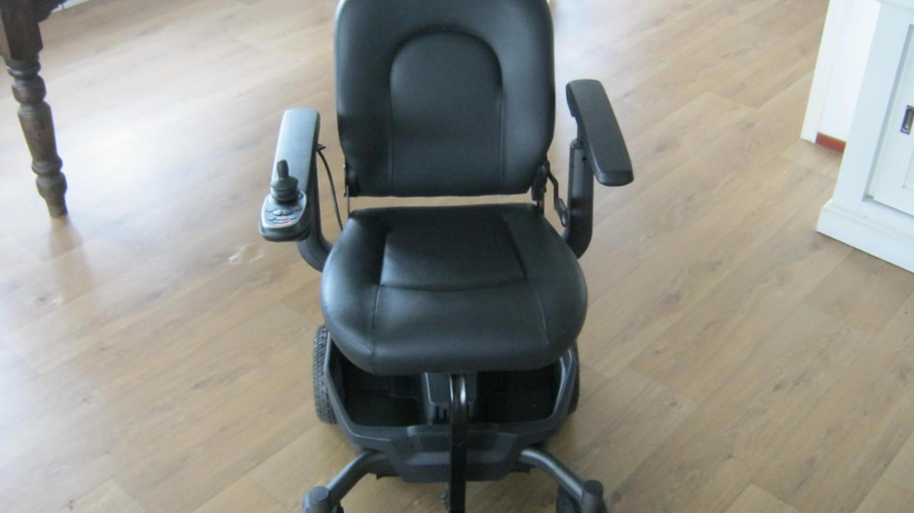 TE KOOP E-SMART COMPACTE ELEKTRICHE BINNENROLSTOEL MET JOYSTICK
