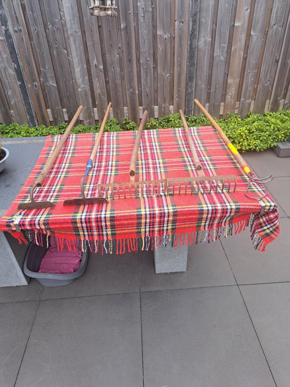 Tuingereedschap en swiffer voor de starter, etc.