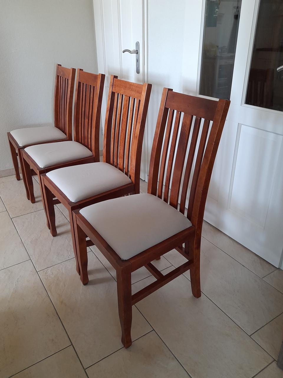 4 Mooie stevige stoelen (in goede nette staat)