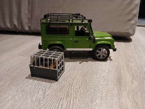 Bruder terreinwagen met hond in kooi.