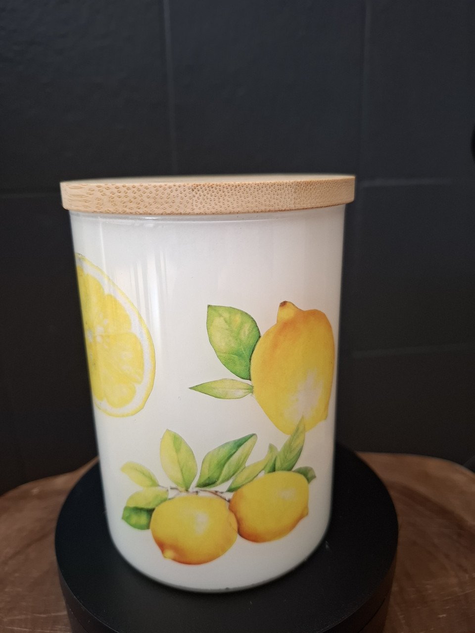 Handversierde voorraadpot