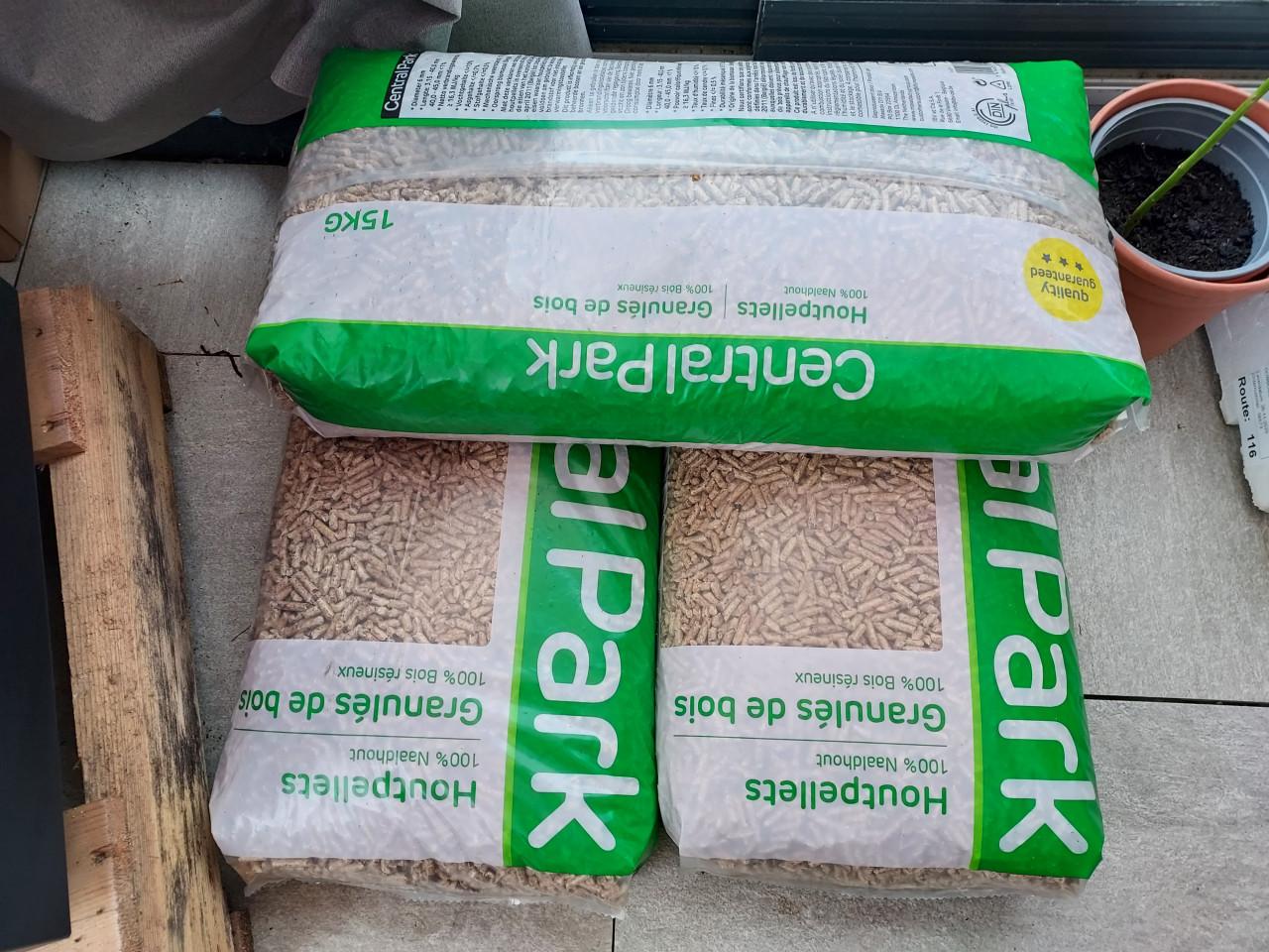 Pellet kachel met rookkanaal en pellets te koop.