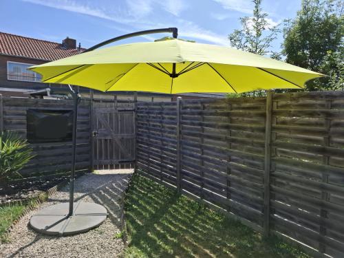 Zweefparasol met bijbehorende voet, tegels en hoes
