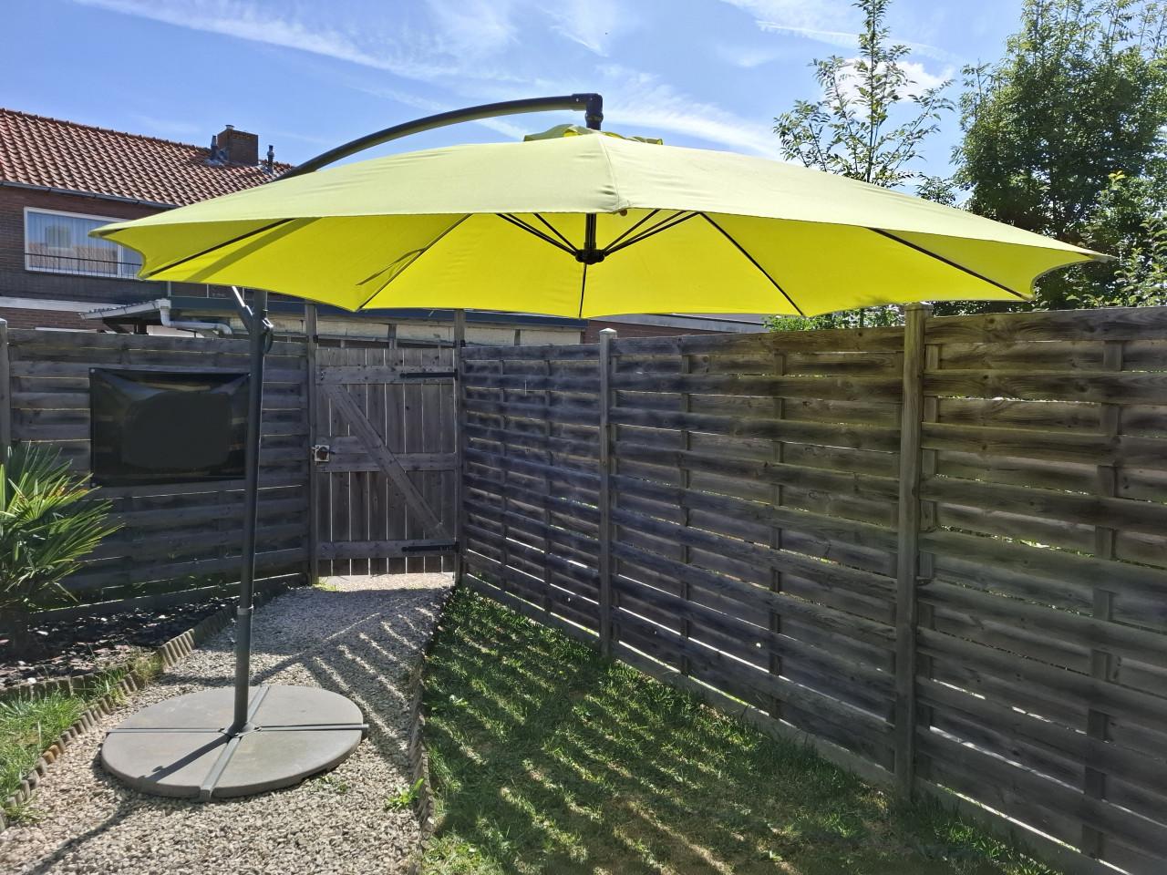 Zweefparasol met bijbehorende voet, tegels en hoes