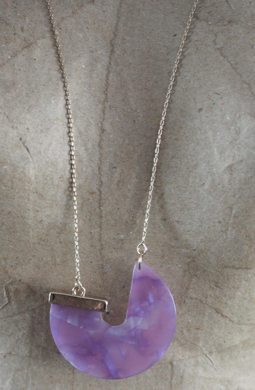Goudkleurige ketting met paarse hanger
