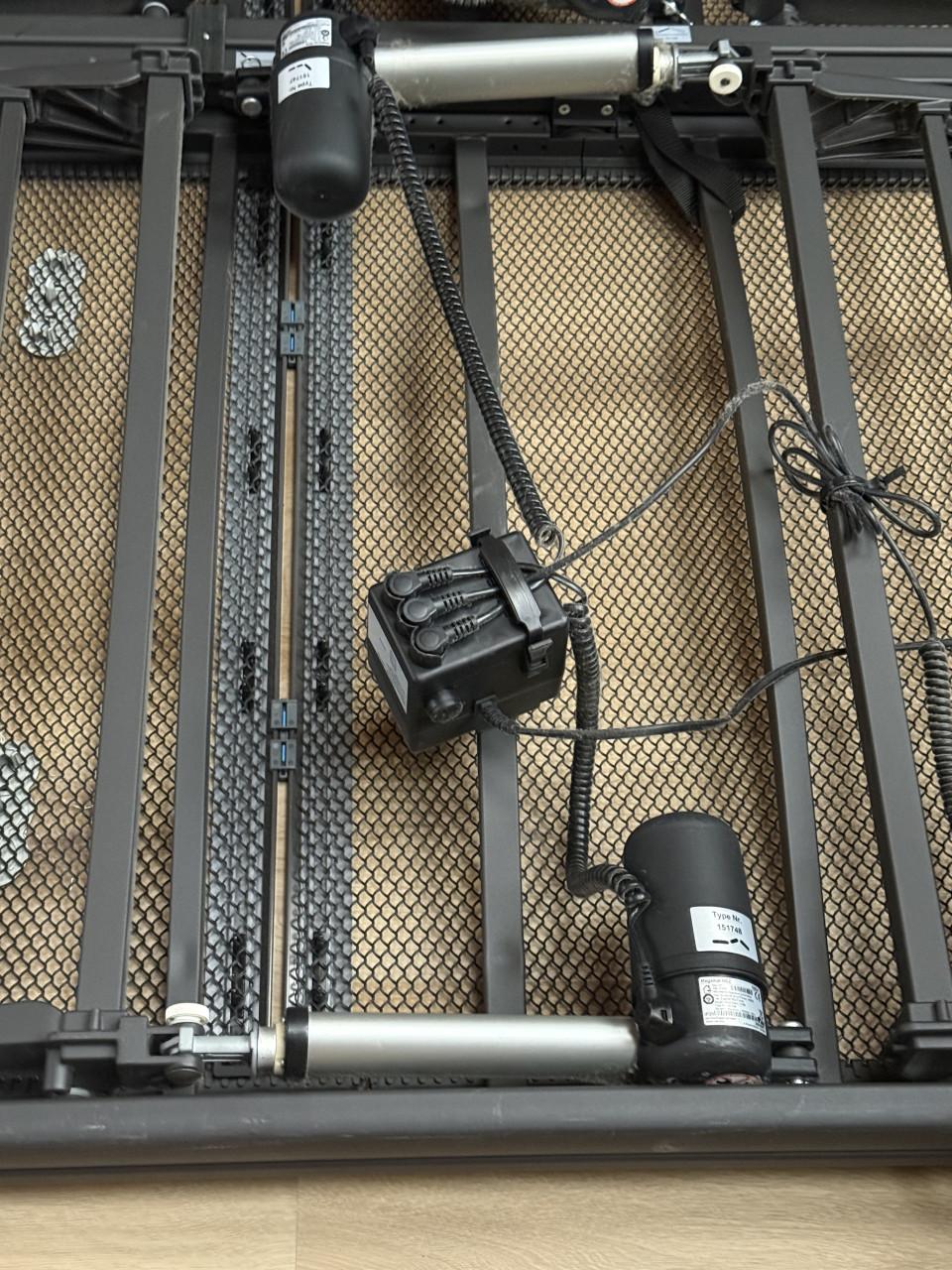 Auping elektrisch verstelbaar bed 180X210 (2X90) in goede staat