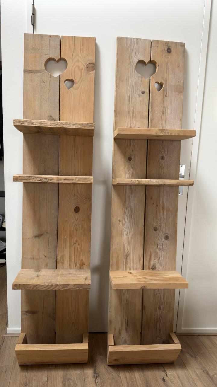 2x steigerhouten wandrek met hartjes  1,79 m hoog