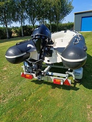 Bootje met motor en trailer