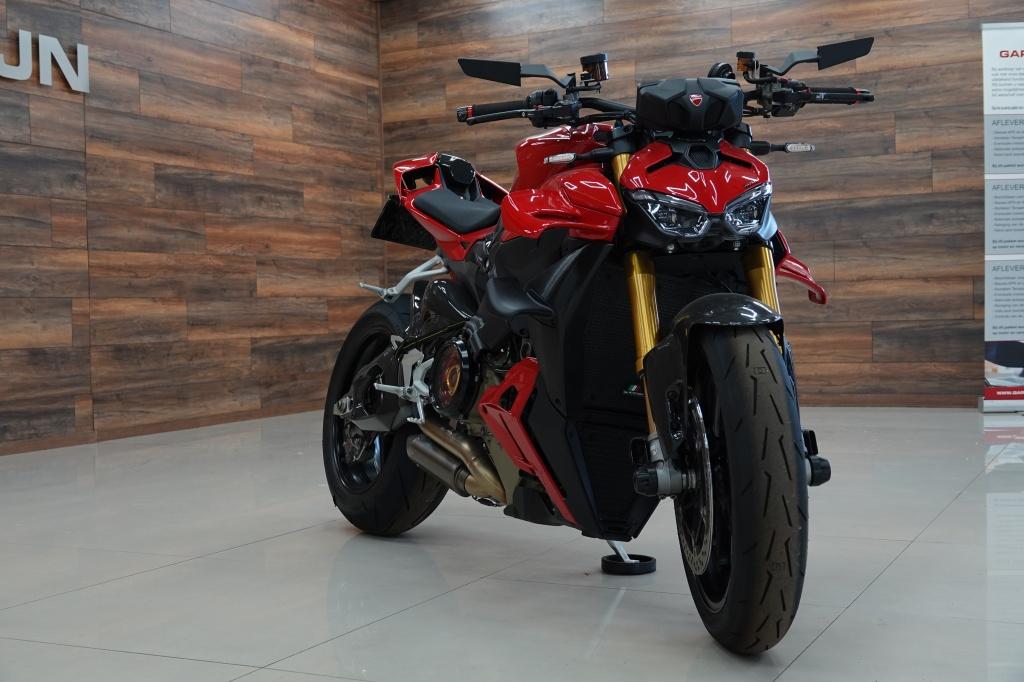 Ducati Streetfighter tour v4 s | akrapovic | carbon |