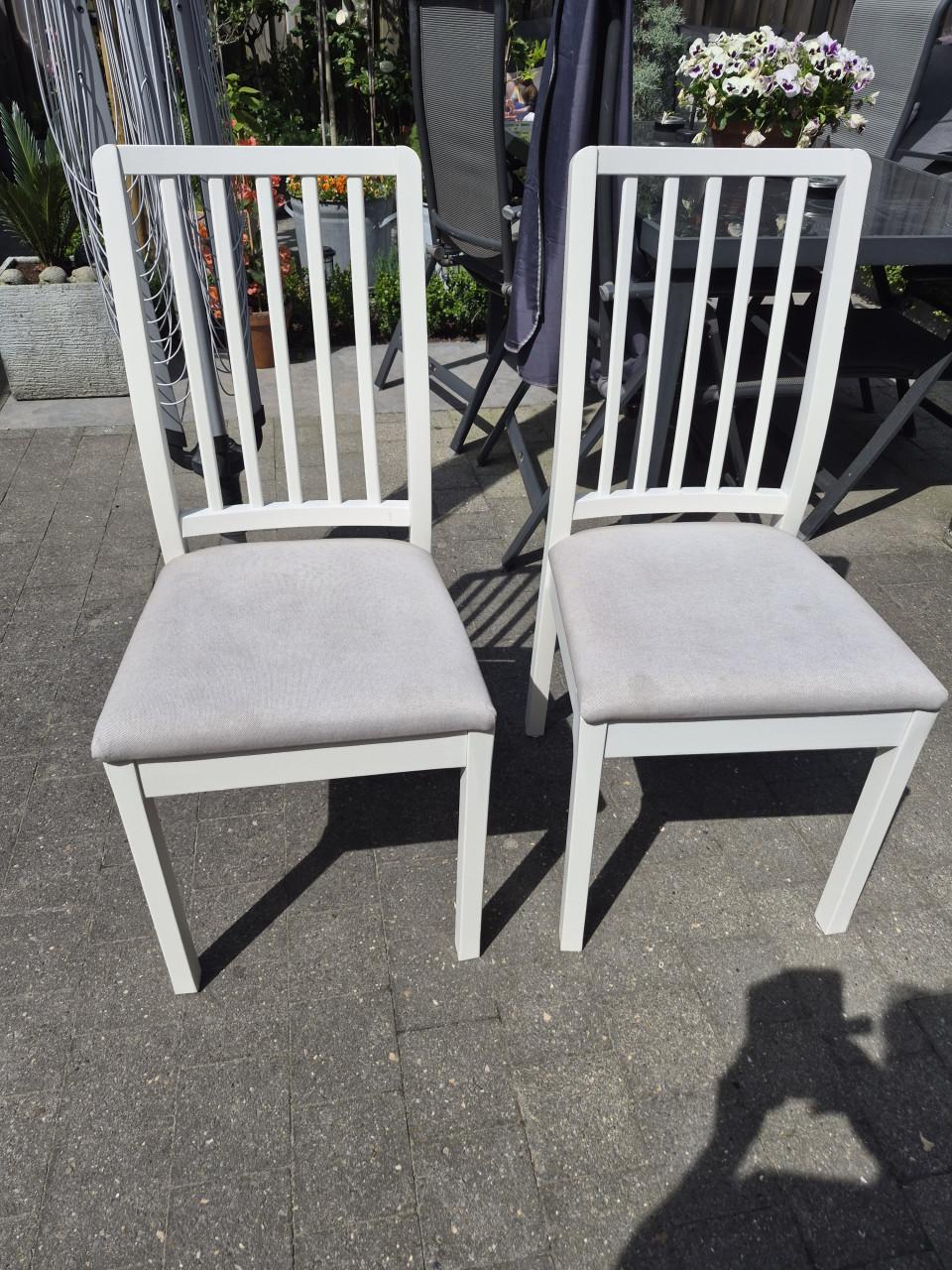 Twee stoelen