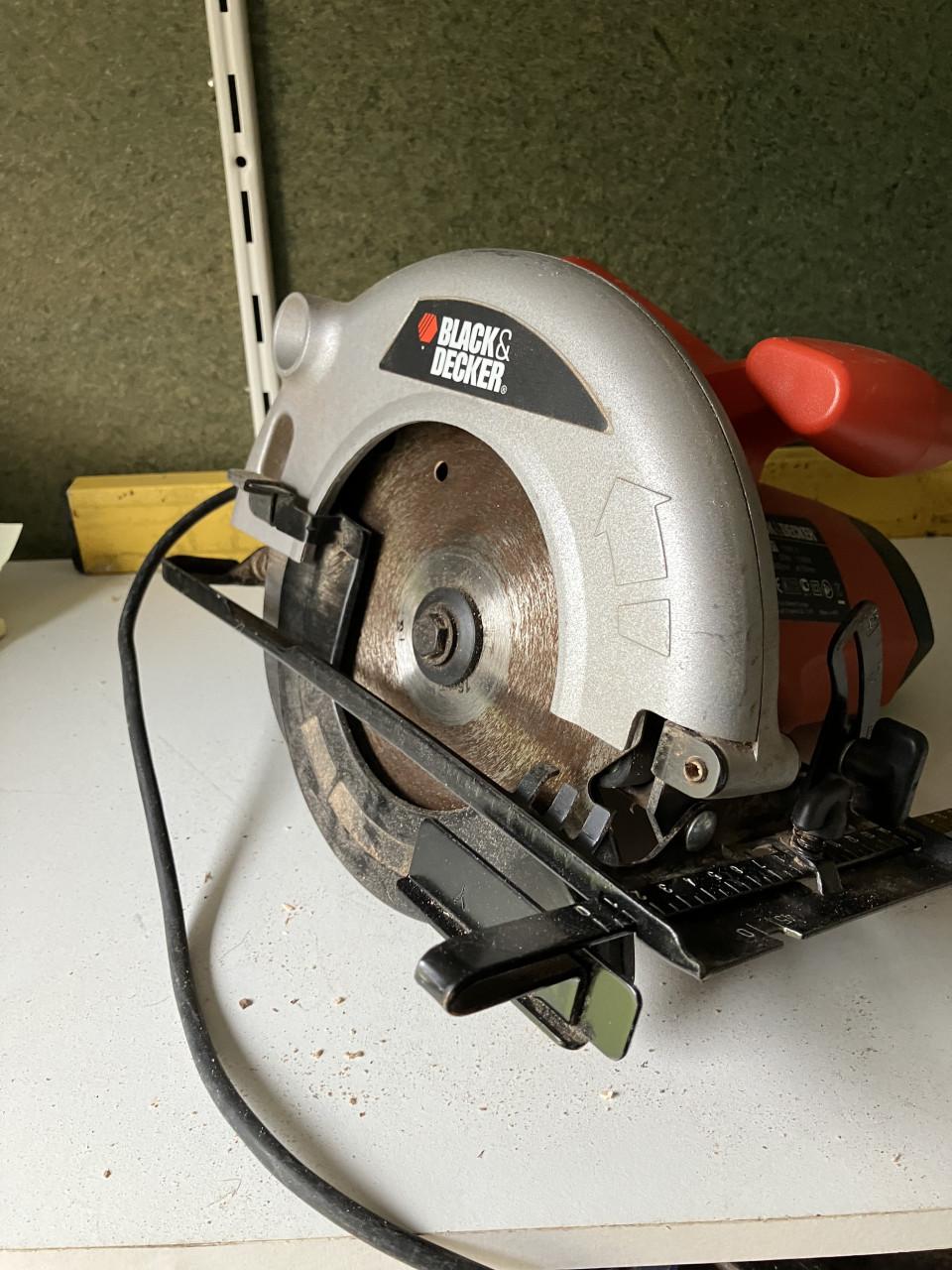 Te koop in goede staat een Black en Decker zaagmachine