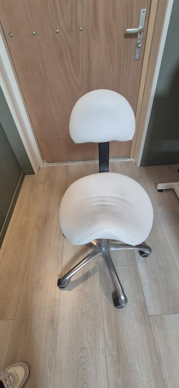Behandelstoel en tabouret te koop