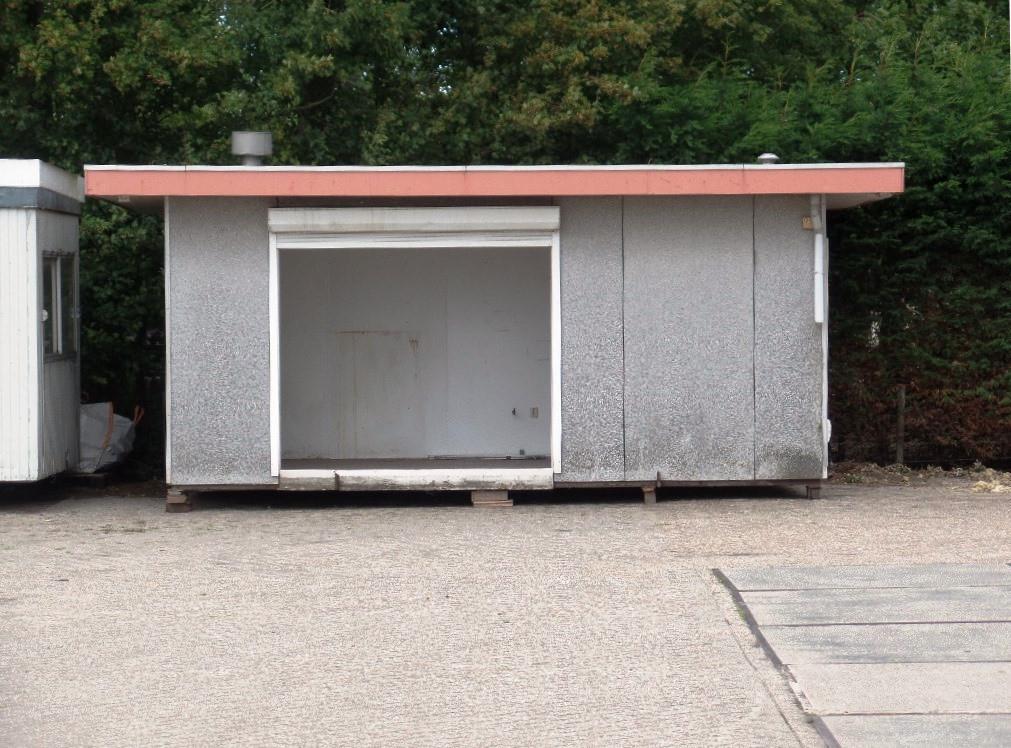 Degelijke verkoopunit met betonnen vloer en sanitaire voorziening