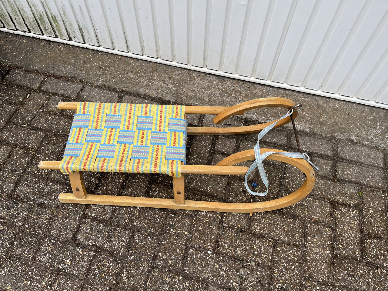 Slee van hout met gekleurde zitting