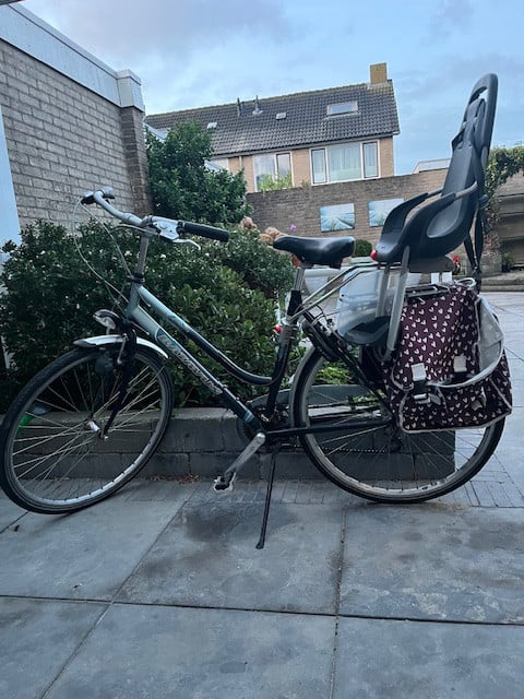 Goedkope damesfiets met kinderzitje en fietstassen