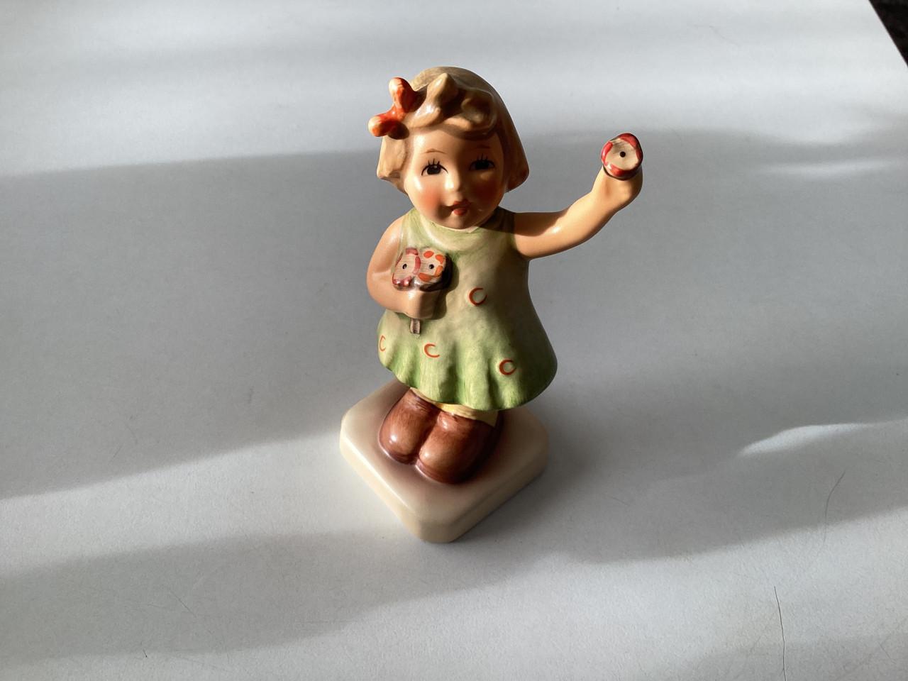 Hummeltje.     Meisje met bloem.   Nr. 793.      Jaar: 1994. Helemaal gaaf.