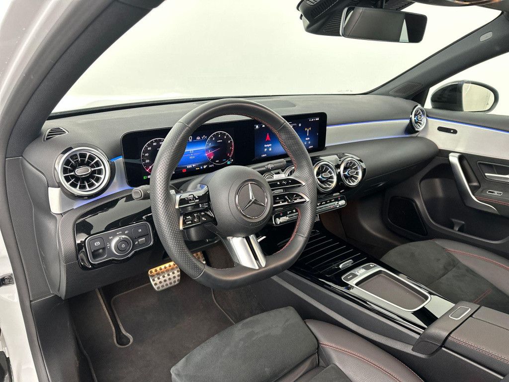 Mercedes-Benz A-Klasse 200 amg premium pano acc sfeer camera