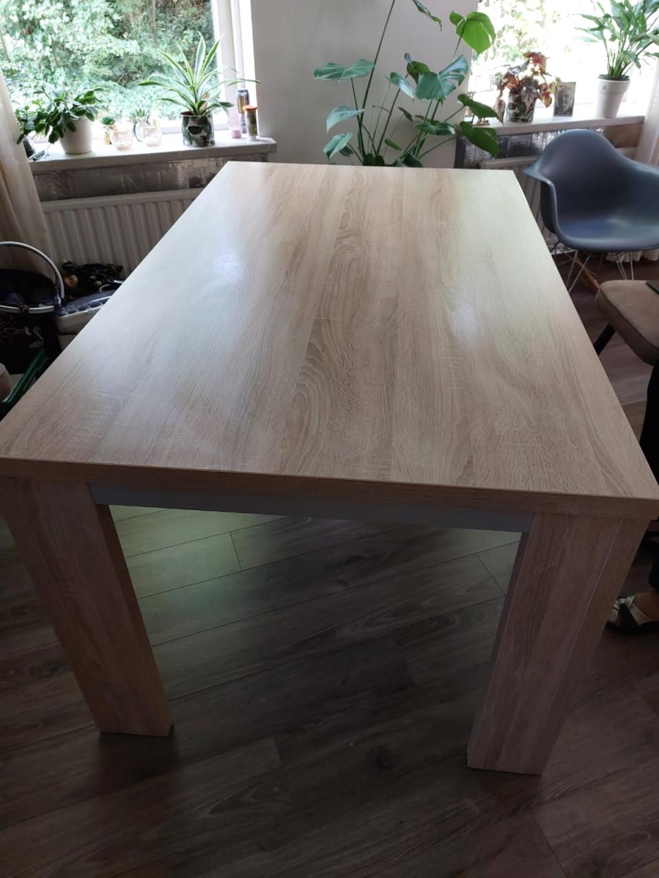 Salontafel met twee blauwe stoelen