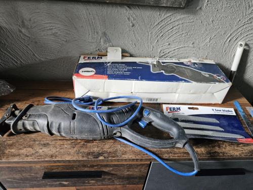 Ferm Reciprozaag FRS-600D met nieuwe zaagbladen