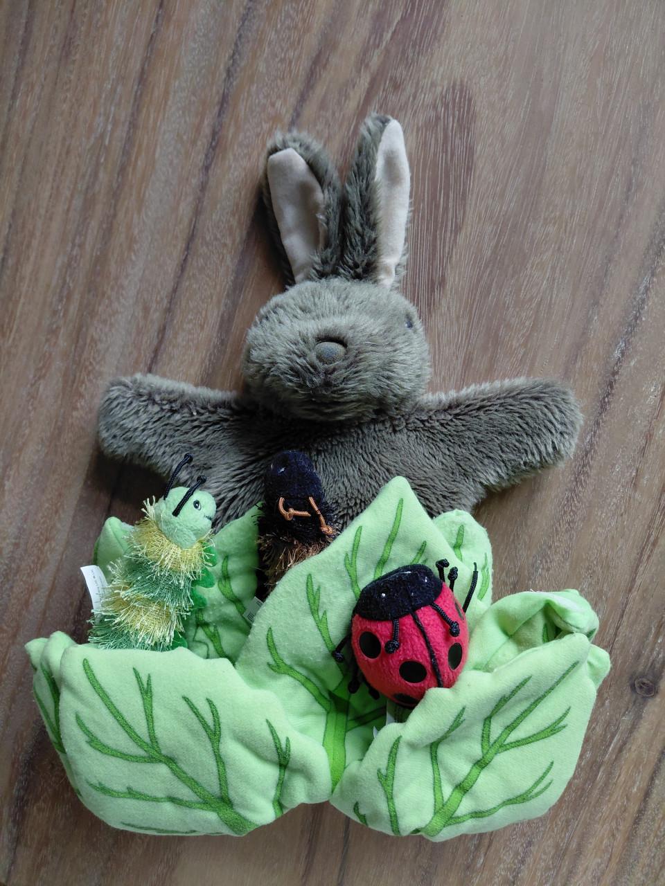 Handpop / knuffel haas met kleine beestjes