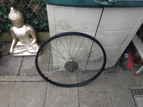 26 x 1,75 inch shimano achterwiel, 7 speed cassette, uitvalnaaf