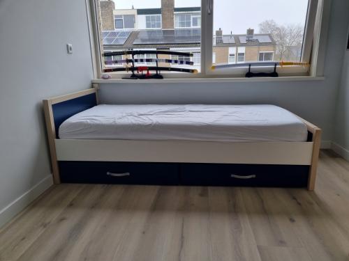 Mooi eenpersoonsbed Troy met opberglades en lattenbodem