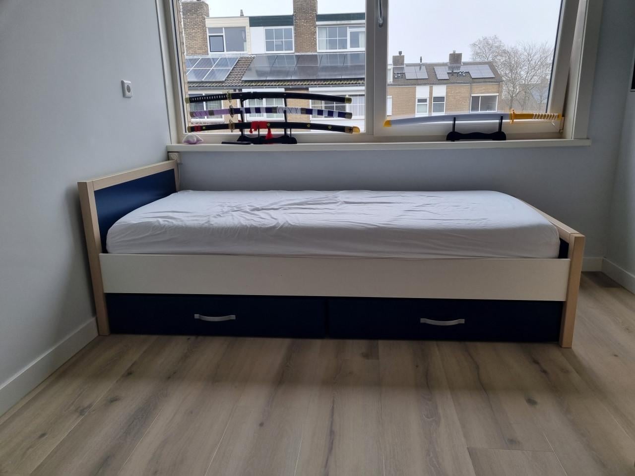 Mooi eenpersoonsbed Troy met opberglades en lattenbodem