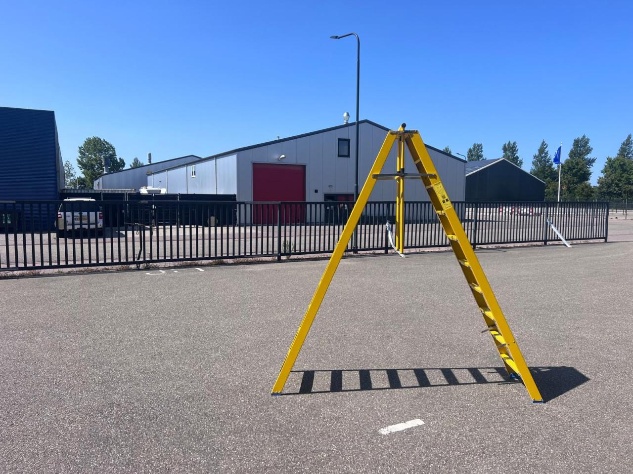 Trap 10 treden dubbel oploopbaar met steunbeugel kunststof NIEUW