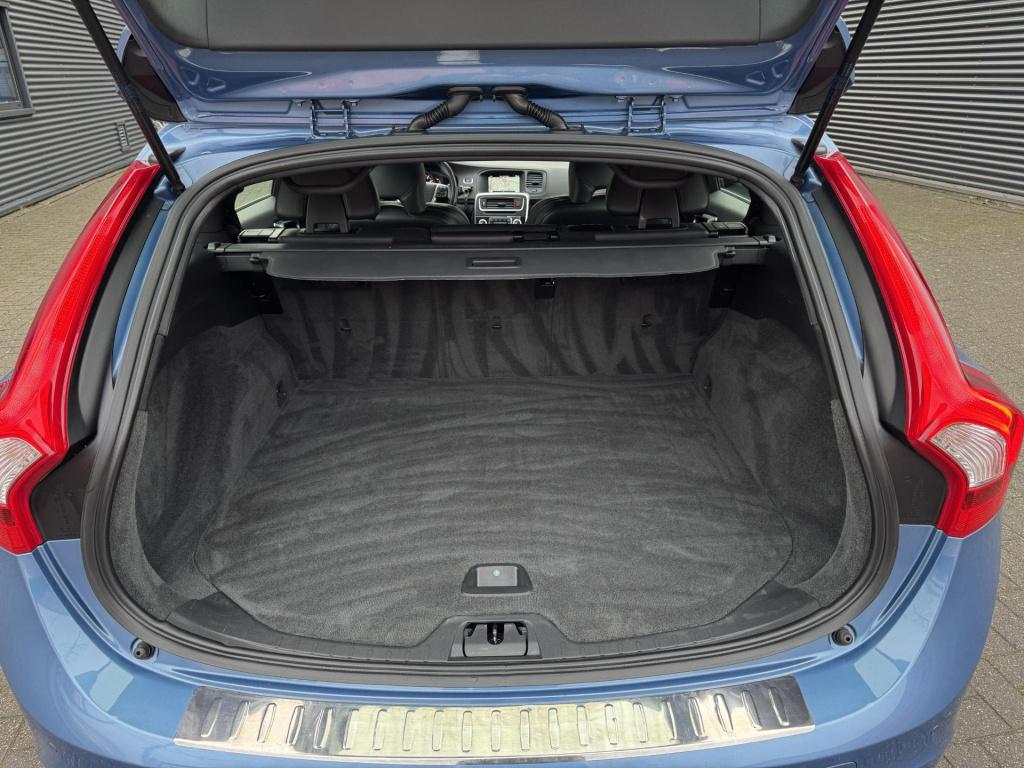 Volvo V60 1.6 t3 r-design nl-auto, automaat incl. trekhaak afneembaar!