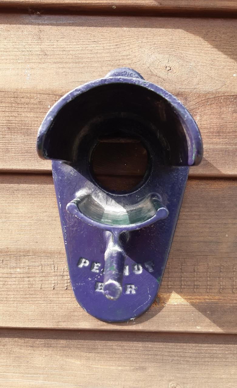 Pindakaaspothouder met zitstokje, metaal