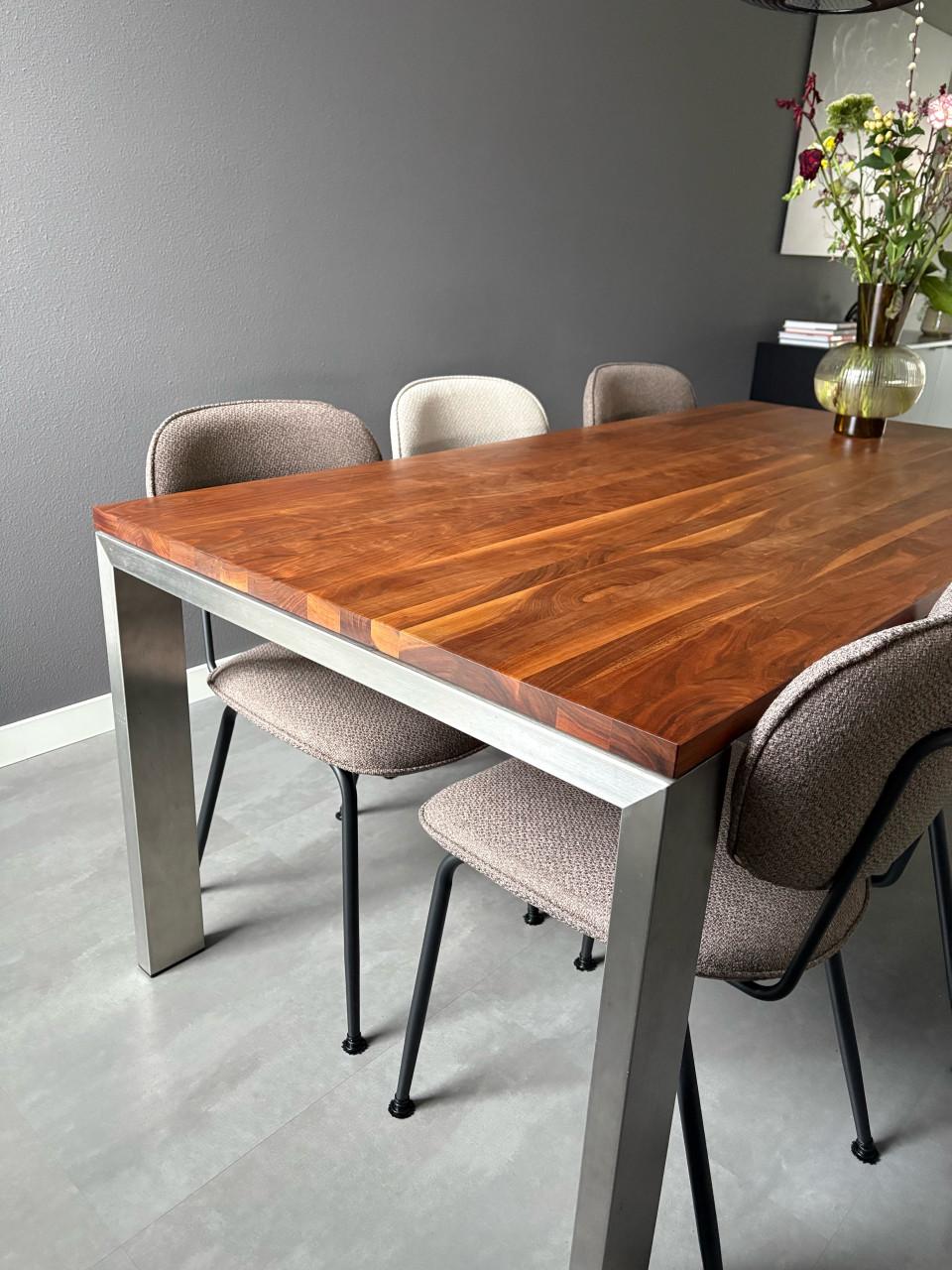 Eetkamertafel notenhout