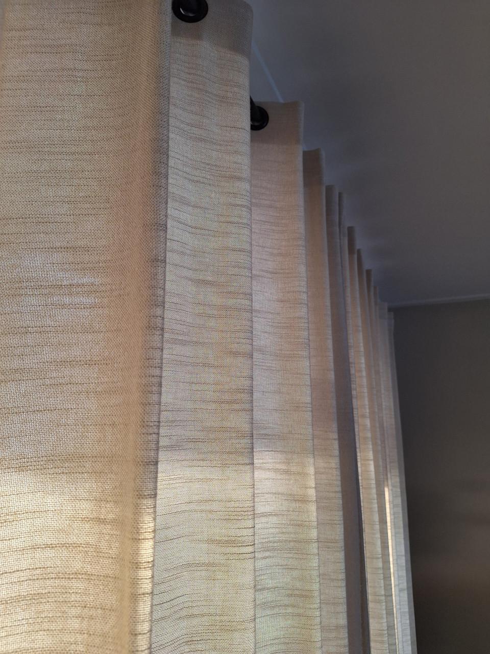 Beige/ecru ringgordijnen inclusief roede (276cm) - zo goed als nieuw