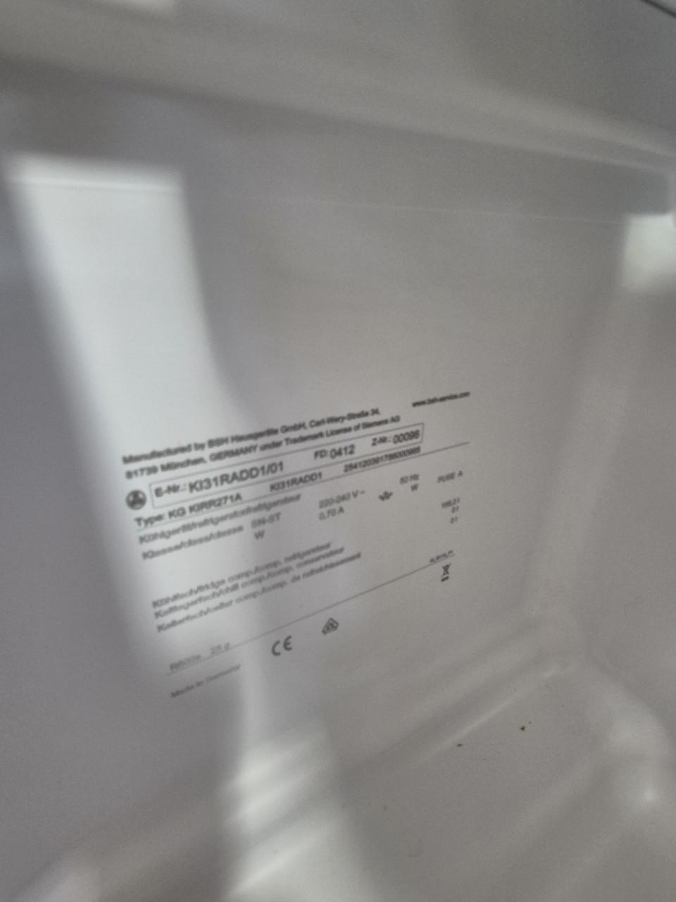 Hoekkeuken hoogglans met zwart granieten blad.