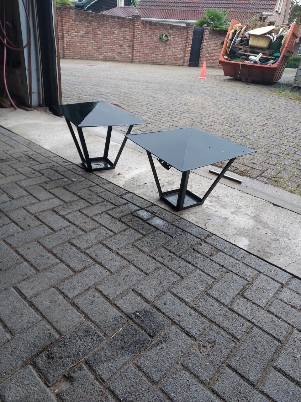 2 frames  van metalen lantaren kappen