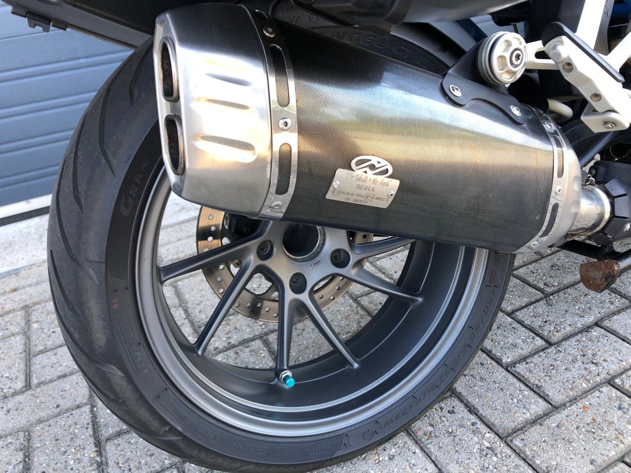 BMW R1200R LC uit 2017 met 65 dkm, full-option, kofferset, etc €8995,-