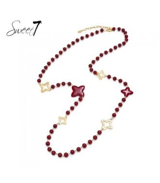 Halsketting met speelse vormen in dieprode kleur