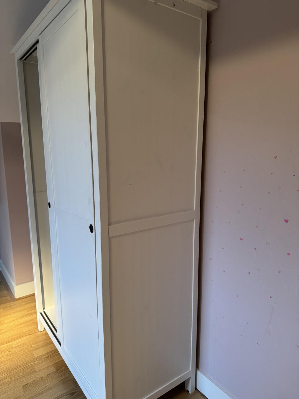 Kledingkast met 2 schuifdeuren uit de Ikea Hemnes serie