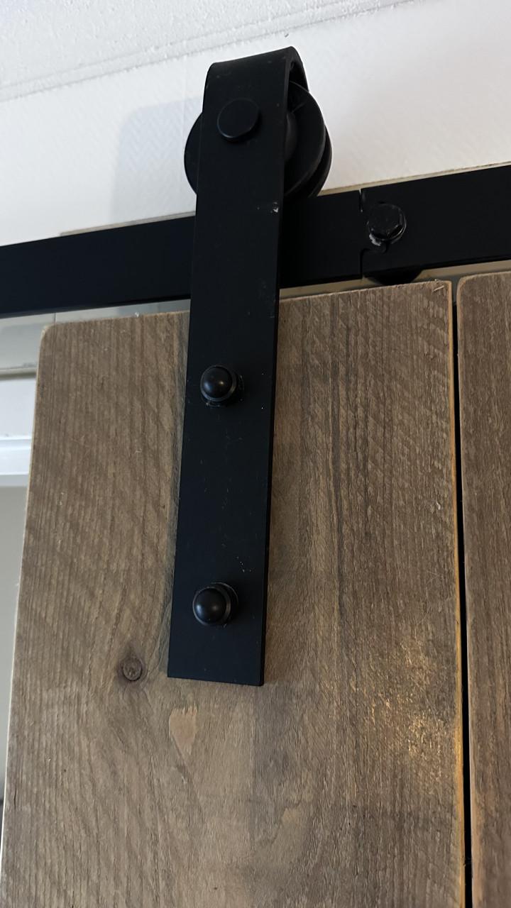 Steigerhouten roldeur met railsysteem