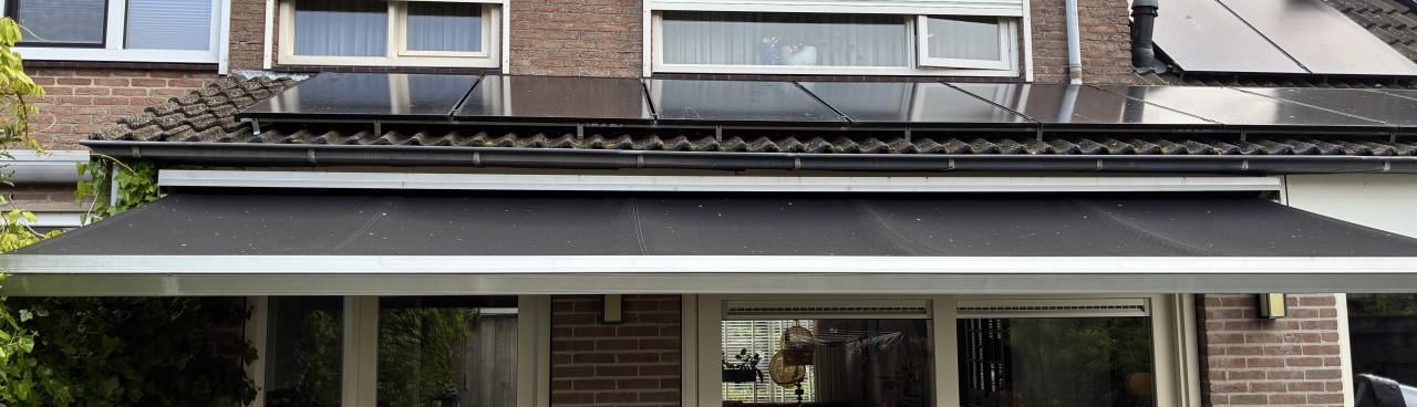 Elektrische zonnewering met zwart doek